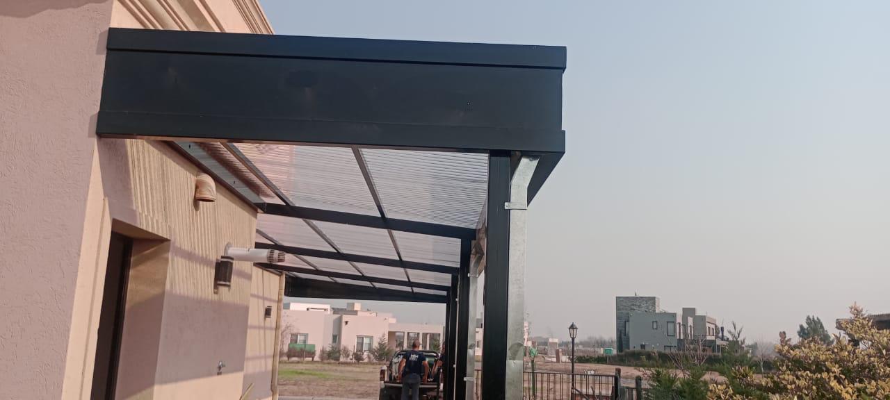 Pérgola con policarbonato